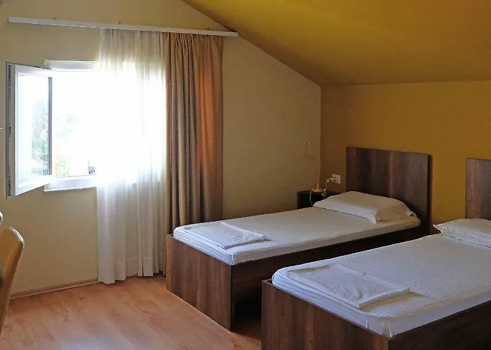 Friends Terrace Tiran