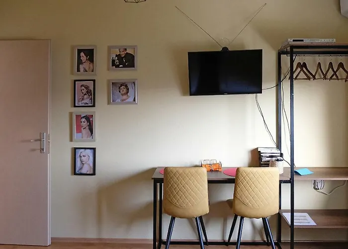 Friends Terrace 地拉那